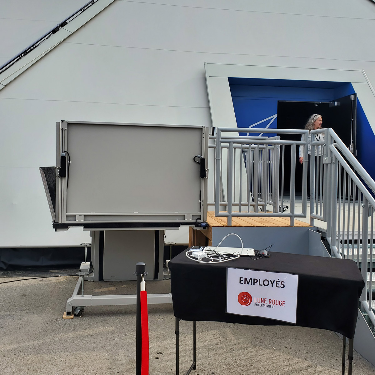 Hercules 750 portable VPL lifted outside a building